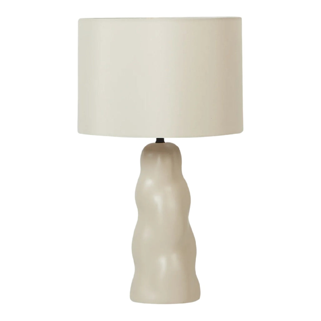 **Lampe de table en céramique à base ondulée avec abat-jour en tissu**