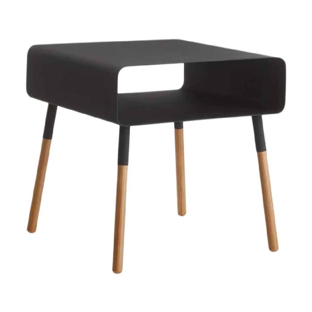 **Table basse design en métal noir avec pieds en bois**